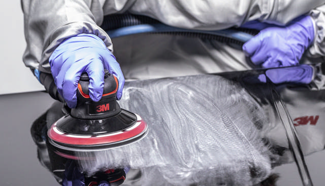 Sauberes Finish und mehr Sicherheit bei der Lackvorbereitung – 3M™ Hookit™ Purple Schleifscheibe 260L + 3M™ Atemschutzmaske und Augenschutzlösung