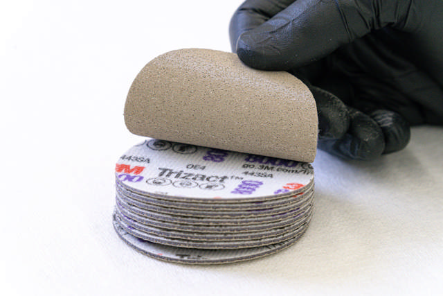 Schneller zum perfekten Finish – 3M™ Trizact™ Hookit™ Feinschleifscheibe + 3M™ Atemschutzlösungen