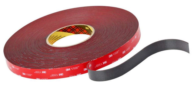 Rolle des 3M VHB Klebebands mit teilweise abgelöster Schutzfolie, bereit für den Einsatz
